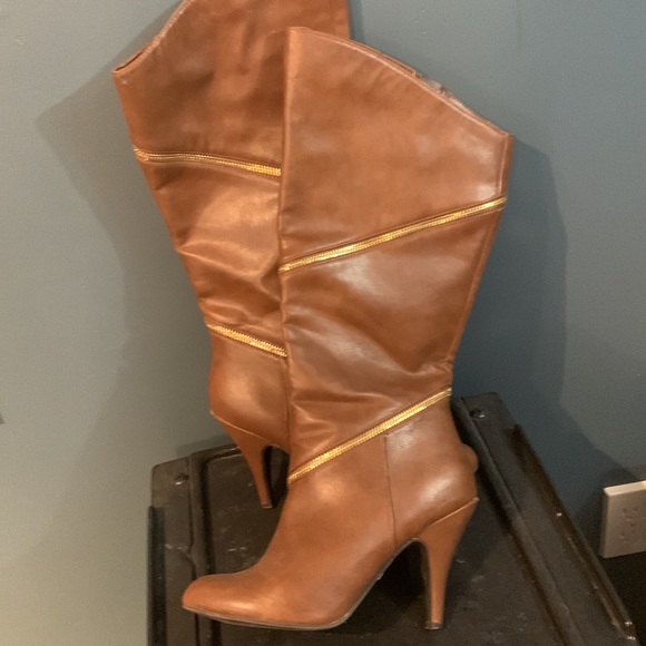 Fergalicious heeled boots. Size 7M. - Picture 4 of 6